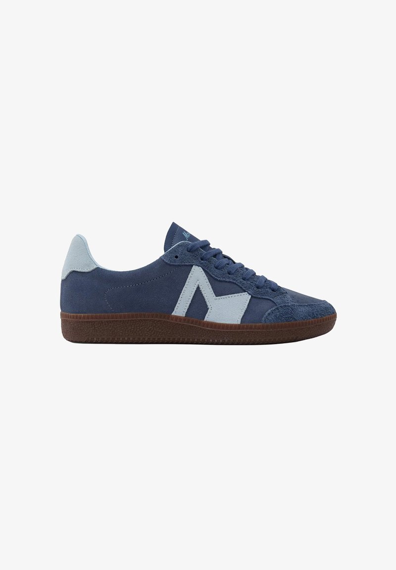 Baskets basses en daim bleu marine avec des détails bleu clair et une semelle marron texturée, vues de côté sur fond blanc.