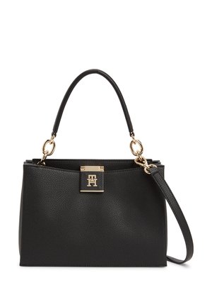 Sort struktureret læderhåndtaske med topgreb og aftagelig skulderrem, guldfarvede metaldele og rektangulært logolås foran.