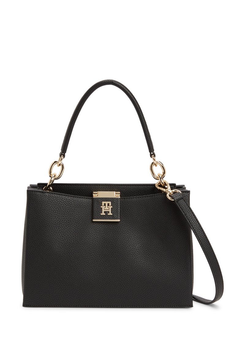 Μαύρη τσάντα από δερματίνη με υφή, με λαβή στο επάνω μέρος και αποσπώμενο ιμάντα ώμου, μεταλλικά στοιχεία σε χρυσό τόνο και ορθογώνια κλειδαριά με λογότυπο στο μπροστινό μέρος.