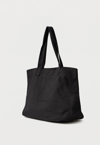 Melnas auduma somas ar gariem rokturiem, taisnstūrveida formu un teksturētu virsmu. Nav redzamu metāla detaļu vai rotājumu.