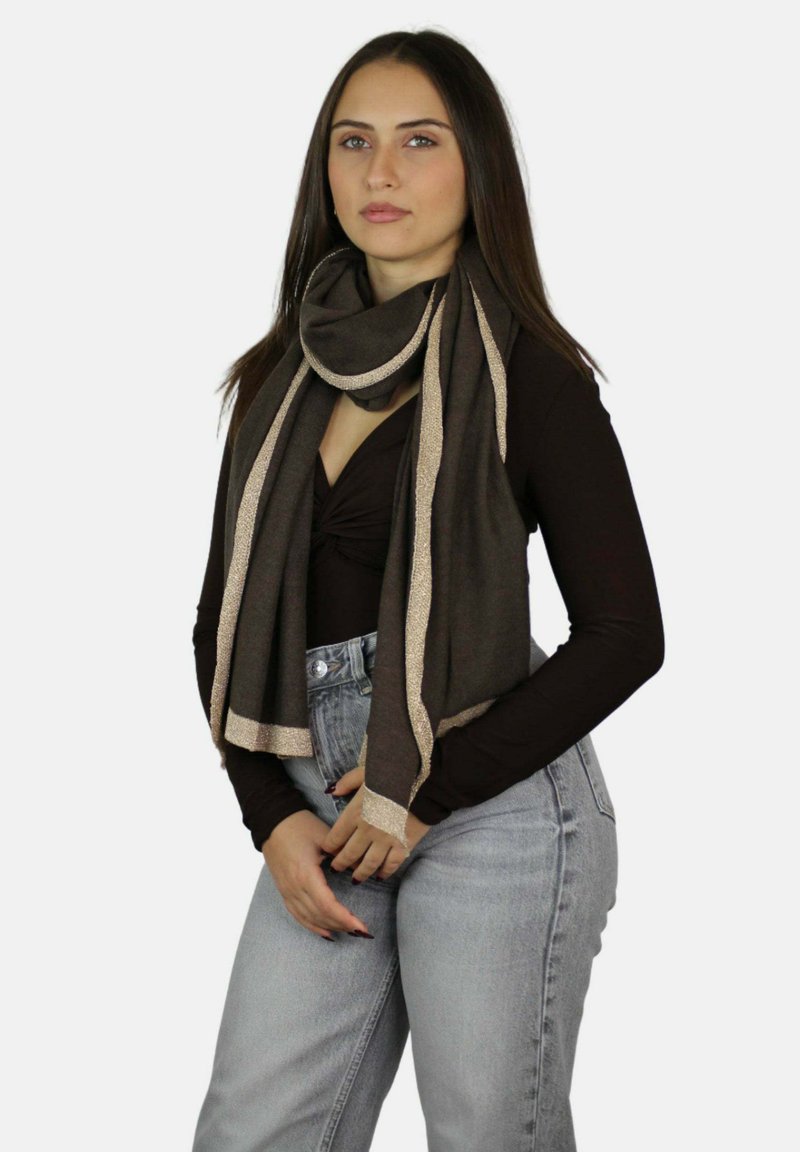 Sciarpa marrone con dettagli metallici dorati, texture morbida, drappeggiata elegantemente intorno al collo, abbinata a un top aderente e jeans chiari.