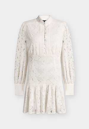 Λευκό μακρυμάνικο φόρεμα από δαντέλα με ψηλό γιακά, κουμπιά καλυμμένα με ύφασμα μπροστά, πιέτες και φούστα με σούρες στο τελείωμα.