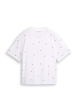 Tricou alb cu mâneci scurte și modele mici răspândite de inimioare roșii, cu guler rotund și croială lejeră.