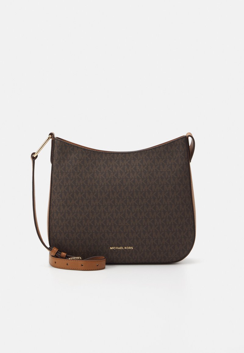 Borsa a tracolla in pelle marrone con una silhouette curva, caratterizzata da un pattern monogram e dettagli in oro. Inclusa una tracolla regolabile.