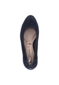 Ballerine in suede blu navy con punta tonda, texture liscia e soletta imbottita con piccole perforazioni. Marchio sulla soletta.