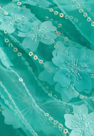 Türkisfarbener Spitzenstoff mit bestickten Blumen und Pailletten, die ein strukturiertes und dekoratives Muster über das Material schaffen.