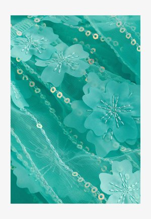 Turkio spalvos nėrinių audinys su išsiuvinėtomis gėlėmis ir blizgučiais, sudarantis tekstūruotą ir dekoratyvią raštą per visą medžiagą.