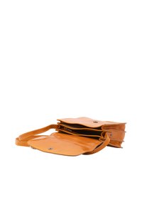 Borsa a tracolla in pelle tan con molteplici scomparti, texture liscia, chiusura a scatto e tracolla regolabile. Presenta un design minimalista.