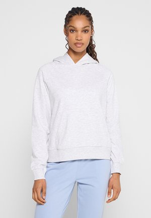 Jasnoszara bluza z kapturem, z kieszenią kangurką, sznurkiem przy kapturze oraz ściągaczami przy mankietach i u dołu, wykonana z miękkiego, teksturowanego materiału.