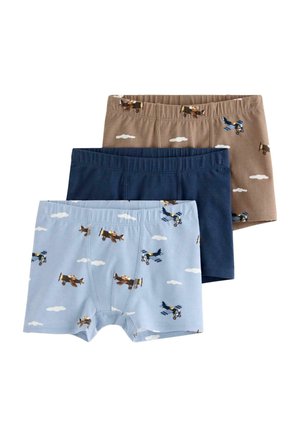 Tre par drengeboksershorts i brun, marineblå og lyseblå med flyvemaskine- og sky-mønstre på de brune og lyseblå par.