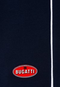 Tessuto blu navy con una texture liscia, caratterizzato da una striscia bianca e un logo Bugatti ovale rosso con scritta nera.