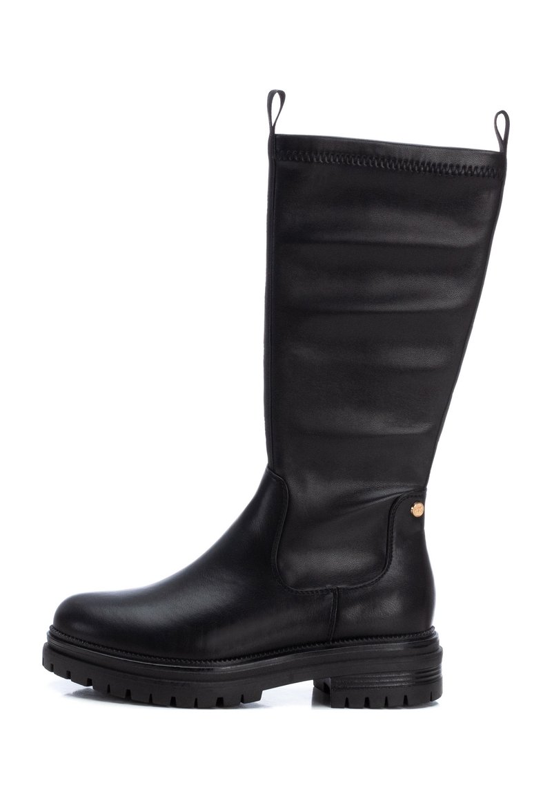 Stivale nero fino al ginocchio realizzato in pelle liscia, con una tomaia testurizzata, punta rotonda, suola spessa e un accento dorato vicino alla caviglia.