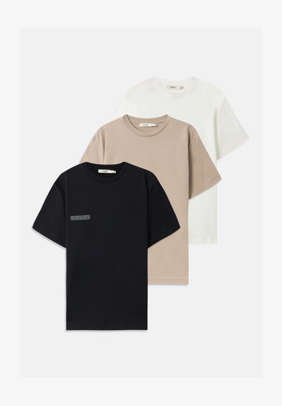 Kolm ümmarguse kaelusega t-särki mustas, beezis ja valges värvitoonis. Kõik on valmistatud siledast kangast, lühikeste varrukatega ja mugava lõikega.