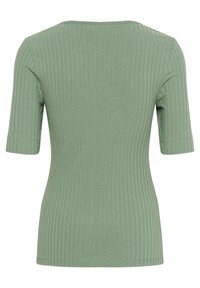 Maglietta verde a coste con colletto rotondo e maniche corte, caratterizzata da una silhouette aderente e una texture liscia.