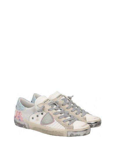 Sneakers realizzati con materiali misti, caratterizzati da una palette di colori chiari con accenti grigi e pastello, dettagli testurizzati e lacci tondi.
