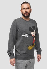 Grijze sweatshirt van katoen, met een groot grafisch ontwerp van Mickey Mouse in rode shorts, zwarte oren en gele schoenen. Geribbelde manchetten en zoom.