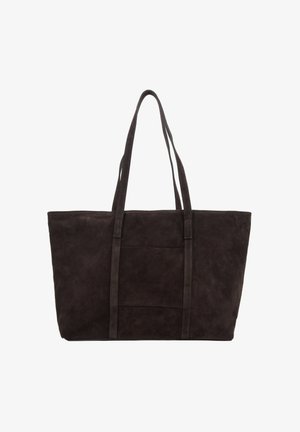 Torba typu tote z ciemnobrązowego zamszu z dwoma długimi uchwytami, prostokątnym kształtem i przednią kieszenią; gładka tekstura o matowym wykończeniu.