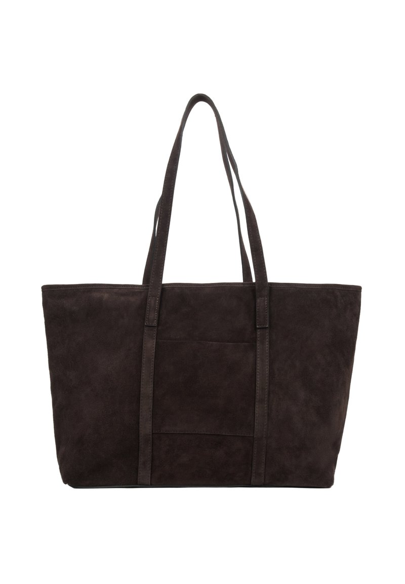Torba typu tote z ciemnobrązowego zamszu z dwoma długimi uchwytami, prostokątnym kształtem i przednią kieszenią; gładka tekstura o matowym wykończeniu.