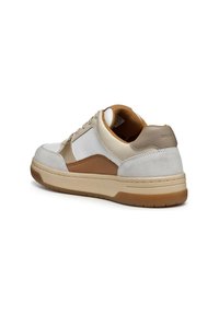 Sneaker casual con un design beige e marrone, caratterizzato da una parte superiore testurizzata e una suola in gomma, mostrato da dietro.