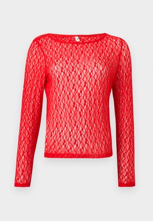 Rød blonde langermet topp med rund hals. Stoffet har et delikat, åpenvevd mønster som viser en teksturert, semi-gjennomsiktig utseende.