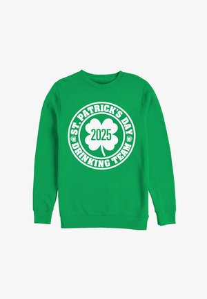 Grøn sweatshirt med et hvidt cirkulært grafisk motiv af en kløver og teksten "ST. PATRICK'S DAY 2025 DRINKING TEAM" centralt vist.