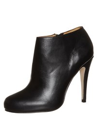Czarne skórzane botki za kostkę z zwężającym się noskiem i szpilkowym obcasem, z bocznym zamkiem błyskawicznym i gładką teksturą. Prosty, elegancki design.