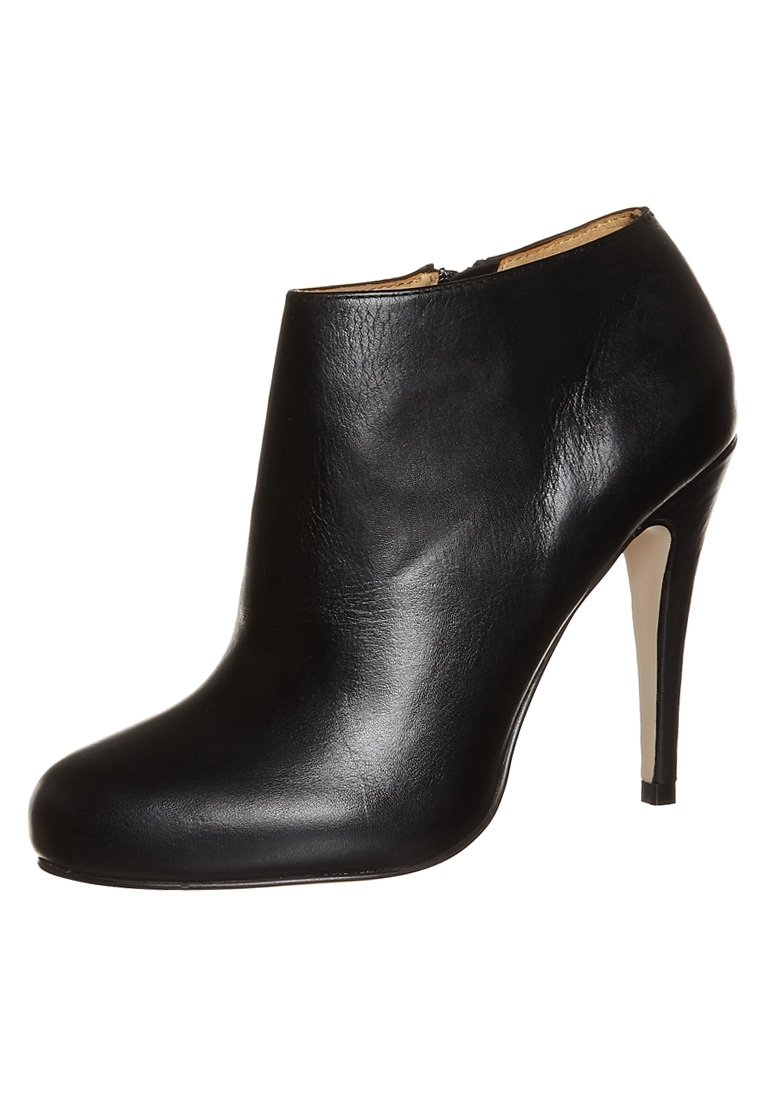 Czarne skórzane botki za kostkę z zwężającym się noskiem i szpilkowym obcasem, z bocznym zamkiem błyskawicznym i gładką teksturą. Prosty, elegancki design.