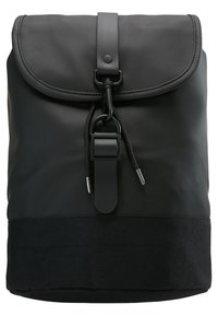 Sac à dos noir avec fermeture à rabat, sangle avant avec boucle, cordon de serrage et panneau de base en tissu.