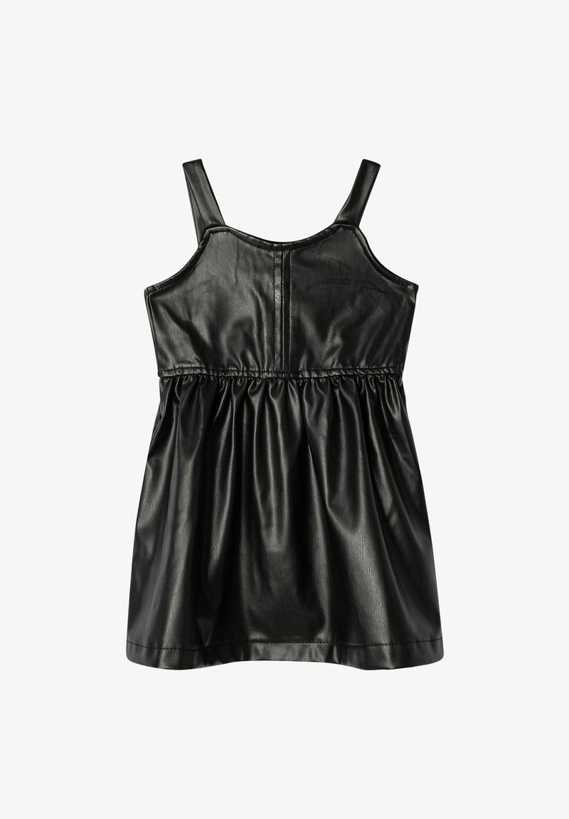 Schwarzes Kunstlederkleid mit dünnen Trägern, tailliertem Oberteil und gerafftem Rock für zusätzlichen Volumen. Glatte Textur, knielang.