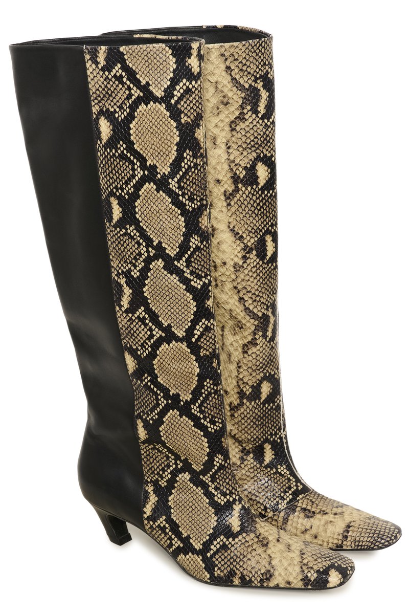 Bottes hauteur genou avec motif de peau de serpent beige et noir à l'avant et panneau en cuir lisse noir à l'arrière, petit talon bobine.
