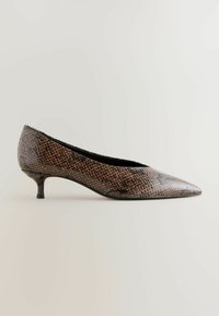 Braune und schwarze Pumps mit Schlangenmotiv, spitz zulaufender Zehenpartie, schlankem Absatz und glänzender Oberfläche. Geeignet für formelle Anlässe.