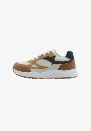 Sneaker atletico bianco, beige e verde scuro con lacci bianchi, suola spessa bianca e colletto imbottito in blu navy, vista laterale.