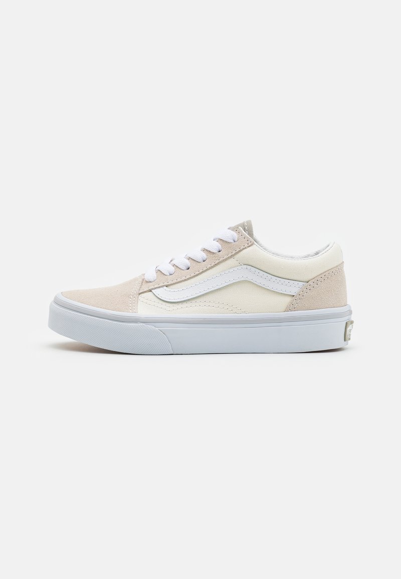 Zapatillas de ante y lona en color beige y blanco. Presentan cordones blancos, un diseño de franja lateral y una suela de goma con superficie de agarre texturizada.
