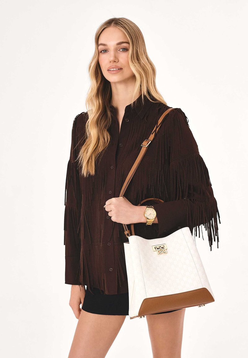 Ruskea hapsuinen paita, jossa napit, musta hame, kultainen kello ja tyylikäs valkoinen käsilaukku, jossa on ruskeat yksityiskohdat ja logot.