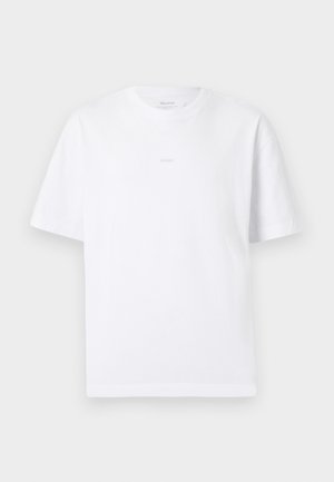 T-shirt blanc uni à manches courtes et col rond avec un petit logo discret centré sur la poitrine, présenté sur un fond blanc.