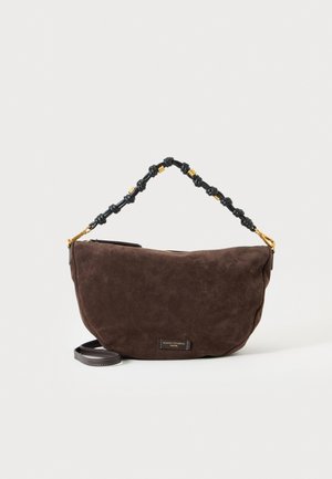 Sac à main en daim marron foncé avec poignée nouée noire et dorée et une longue bandoulière amovible sur fond blanc.