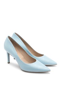 Jasnoniebieskie skórzane szpilki z szpiczastym noskiem i smukłym obcasem typu stiletto. Gładka faktura, minimalistyczny design i brak widocznych wzorów.