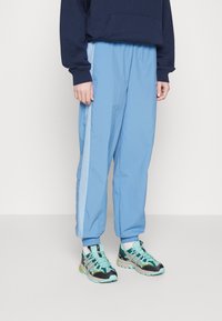 New Balance ATHLETICS REMASTERED PANT - Träningsbyxor - blue