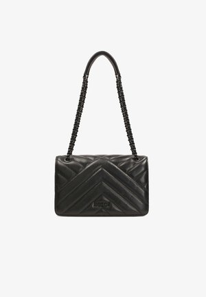 Musta tikkitud nahast käekott, millel on chevron mustriga paisutatud pind, koos põimitud ahelaga rihmaga. Kompaktne ristkülikukujuline kuju koos logo detailiga.