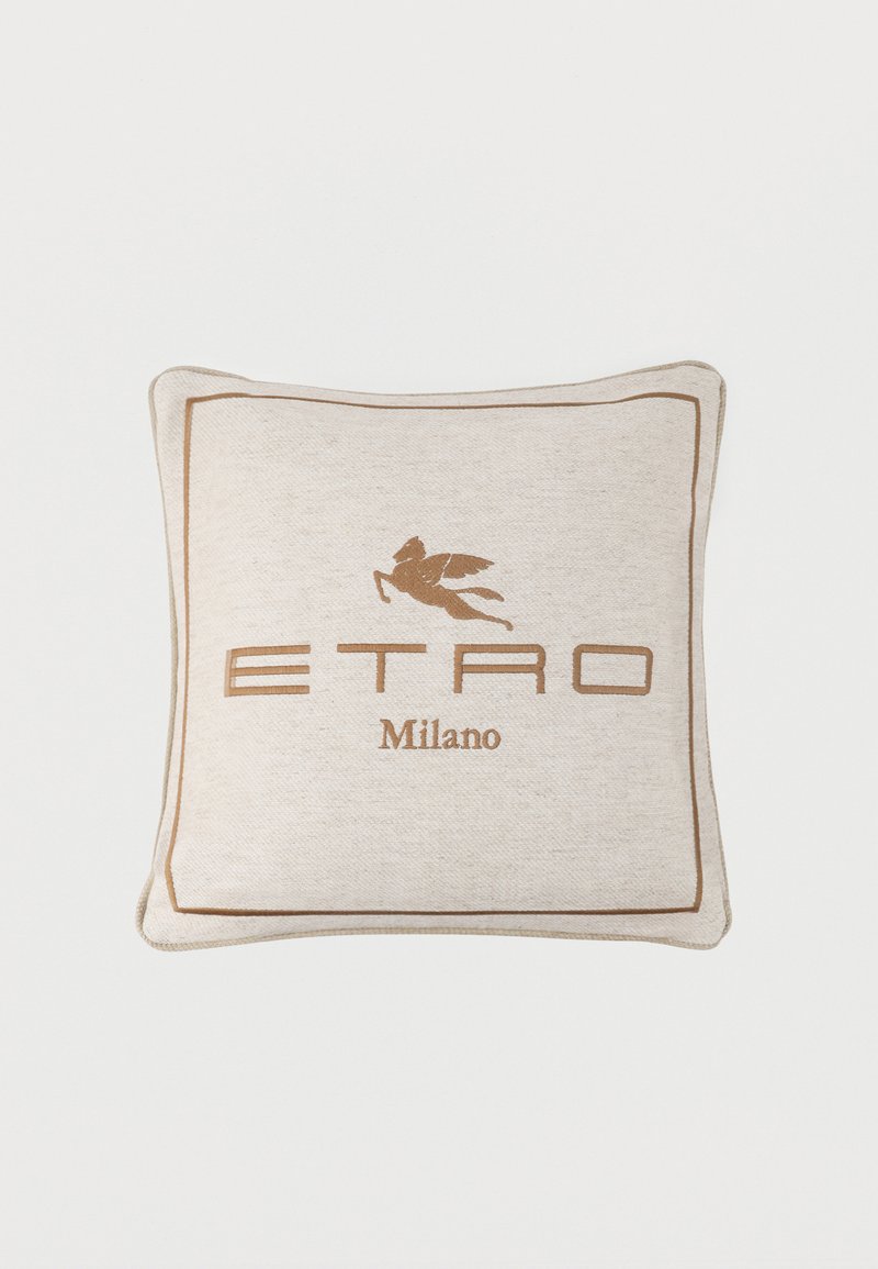 Coussin carré beige avec bordure marron, présentant un logo Pégase marron et le texte "ETRO Milano" centré à l'avant.