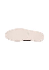 Onderkant van een schoen met een gestructureerde witte rubberen zool, met een subtiele logo en een afgeronde rand. Donker bovenstuk is gedeeltelijk zichtbaar.