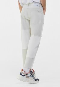 Bershka Jeans straight leg - nude