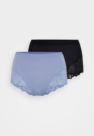 Sada dvou párů dámských vysokých kalhotek v světle modré a černé barvě. Světle modrá má krajkové detaily podél okrajů; černá má hladký povrch.