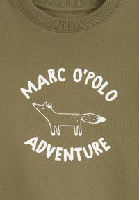 Felpa verde oliva con un'illustrazione di una volpe bianca e il testo "MARC O'POLO ADVENTURE" in un design audace e circolare.