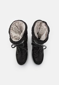 Schwarze Winterstiefel mit einem weichen, mit Fell gefütterten Innenraum, elastischen Knöchelabschlüssen und strukturiertem Stoff. Mit schwarz-weißen gemusterten Schnürsenkeln.