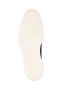 Witte rubberen zool met een geometrisch loopvlak. Zwart bovenwerk met een gladde textuur en minimalistisch ontwerp. Geen zichtbare logo's of versieringen.