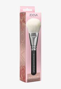 Pędzel do pudru ZOEVA z białą główką włosia, błyszczącym srebrnym ferrule i matowym czarnym uchwytem. Zapakowany w różowe pudełko z złotymi akcentami.