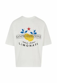 T-shirt blanc à manches courtes avec une coupe décontractée, ornée d'un design graphique bleu et jaune, du texte "SANPROHIBIZIONE Limonata" et d'une étoile rouge.
