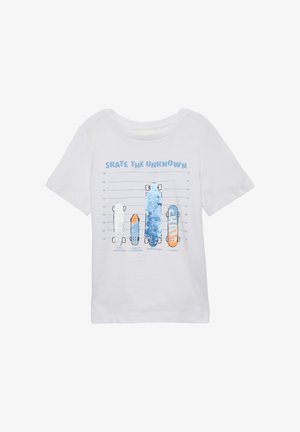 Weißes Baumwoll-T-Shirt mit einem Grafikdesign von verschiedenen Skateboard-Designs in Blau, Orange und Grau, mit dem Text "SKATE THE UNKNOWN."