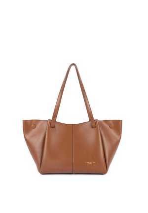 Sac fourre-tout en cuir marron texturé avec deux poignées, ouverture supérieure, couture centrale et détail logo doré à l'avant. Design souple et profilé.